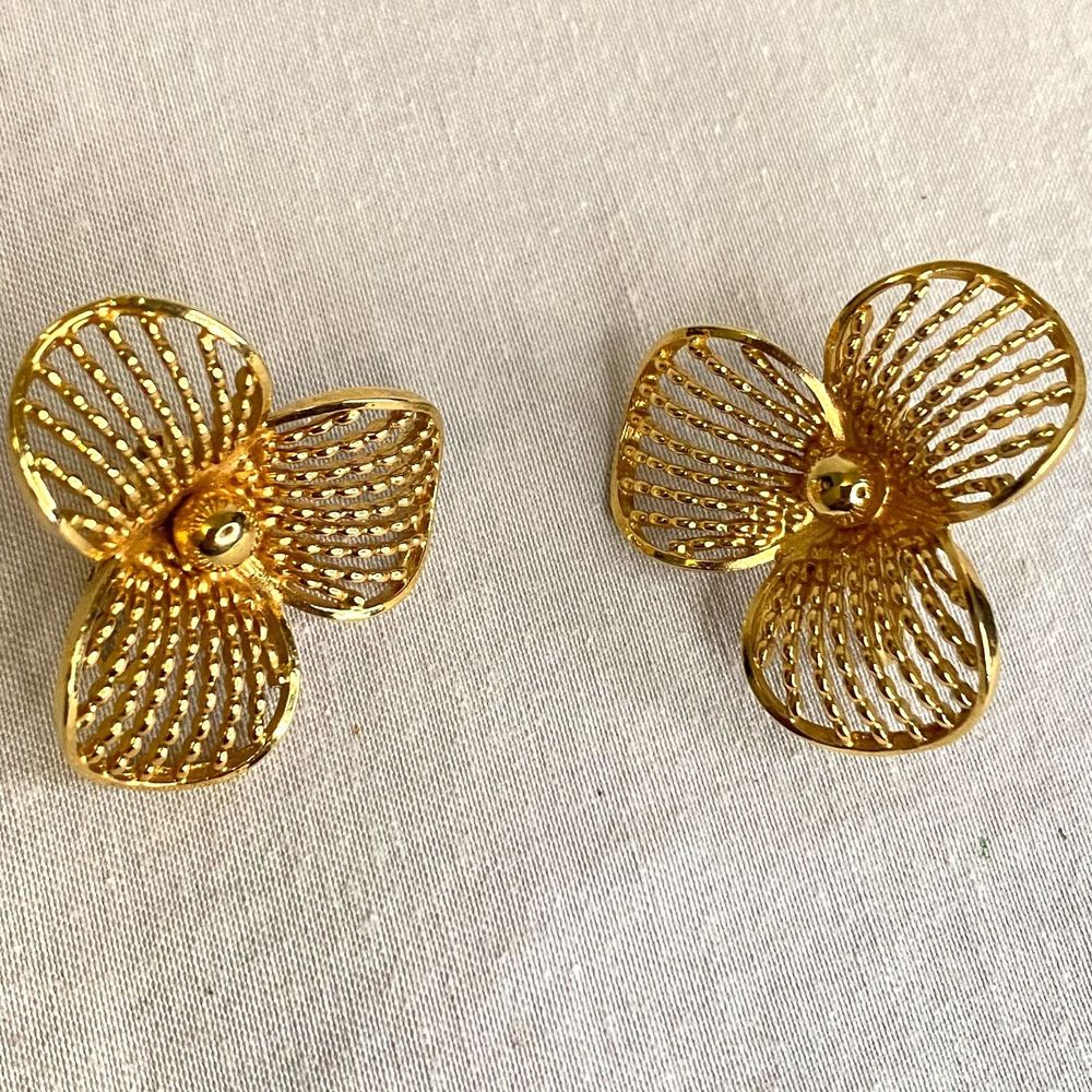 💎Gold Tone Filagree Open Work Flower Petal Ball Clip On Earrings Non Pierced